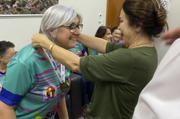 Foto - Entrega das medalhas as atletas que participaram do JIIDO