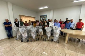 PÉROLA ENTREGA 11 TRANSFERIDORES E 02 ORDENHAS PARA PRODUTORES DE LEITE DE PÉROLA.