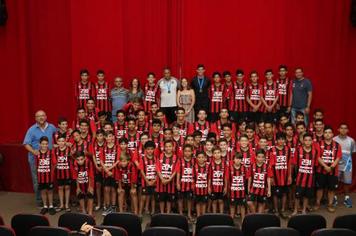 Secretaria de Esportes entrega Kits para alunos da Escolinha Furacão de futebol em Pérola.