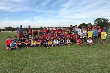 Visita técnica do Coordenador da Escola de Futebol Furacão Christian Korgut movimenta atletas da escolinha de Pérola.