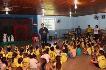 Prefeito Darlan visita escolas e festeja Páscoa com alunos.