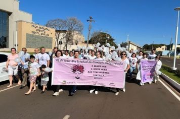 Prefeitura de Pérola realiza passeata em prol do Dia Estadual de Combate ao Feminicídio.