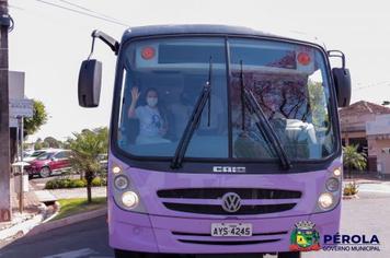 PÉROLA RECEBE ÔNIBUS LILÁS.