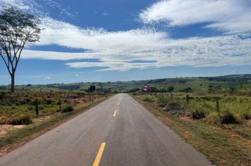 Execução de pavimentação asfáltica em CBUQ de parte da Estrada Caçador