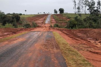 Execução de pavimentação asfáltica em CBUQ de parte da Estrada Caçador